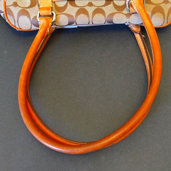 VGUC. Vintage coach shoulder bag. Signature C canvas, logo, trimmed and leather. - Picture 11 of 16